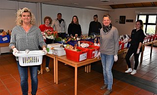 Christin Buschmeier (v. l.), Swantje Schubert, Ralf Meiwes, Corinna Vullhorst, Marion Sindermann, Judith Rath und Anna-Lena Berens sortieren die Lebensmittel und bereiten deren Verteilung vor. - Raphael Athens Christin Buschmeier (v. l.), Swantje Schubert, Ralf Meiwes, Corinna Vullhorst, Marion Sindermann, Judith Rath und Anna-Lena Berens sortieren die Lebensmittel und bereiten deren Verteilung vor. - Raphael Athens