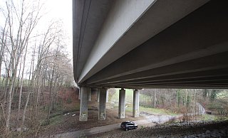Vor drei Jahren, am 14. November 2017, ist die Sudbachtalbrücke gesprengt worden. Die Verbindung von der A 2 zur A 30 wurde damit gekappt. Im März 2020 gab es ein Aufatmen. Die neu gebaute Brücke steht und darf wieder befahren werden. Damit ist neben der Nordumgehung auch die Südumgehung fertig. Die neue Verbindung erschließt das Gewerbegebiet Scheidkamp. - Dirk Windmöller Vor drei Jahren, am 14. November 2017, ist die Sudbachtalbrücke gesprengt worden. Die Verbindung von der A 2 zur A 30 wurde damit gekappt. Im März 2020 gab es ein Aufatmen. Die neu gebaute Brücke steht und darf wieder befahren werden. Damit ist neben der Nordumgehung auch die Südumgehung fertig. Die neue Verbindung erschließt das Gewerbegebiet Scheidkamp. - Dirk Windmöller