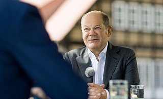 Bundeskanzler Olaf Scholz (SPD) im «Berlin direkt»-Sommerinterview des ZDF mit Theo Koll (l), Leiter ZDF-Hauptstadtstudio Berlin. - Thomas Kierok/ZDF/dpa Bundeskanzler Olaf Scholz (SPD) im «Berlin direkt»-Sommerinterview des ZDF mit Theo Koll (l), Leiter ZDF-Hauptstadtstudio Berlin. - Thomas Kierok/ZDF/dpa