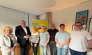 Jocelyne Lambert (v. l.), Bürgermeister Daniel Hartmann, Marita Scholle-Branahl, Martin Kreuzer, Martin Hillebrand, Simon Marx und Julius Rasche. - FDP Höxter Jocelyne Lambert (v. l.), Bürgermeister Daniel Hartmann, Marita Scholle-Branahl, Martin Kreuzer, Martin Hillebrand, Simon Marx und Julius Rasche. - FDP Höxter