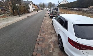 Die Grünen sehen in den parkenden Autos an der Alten Dorfstraße ein Problem für Fußgängerinnen und Fußgänger. - Peter Heidbrink Die Grünen sehen in den parkenden Autos an der Alten Dorfstraße ein Problem für Fußgängerinnen und Fußgänger. - Peter Heidbrink