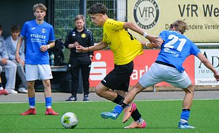 Ron Kamberi (Mitte) und seine Wellensieker U17 unterlagen dem SC Wiedenbrück daheim mit 0:4. - Andreas Zobe Ron Kamberi (Mitte) und seine Wellensieker U17 unterlagen dem SC Wiedenbrück daheim mit 0:4. - Andreas Zobe