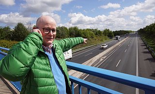 Zu laut: Anwohner Bodo Meier kämpft für mehr Lärmschutz an der A30 in Ahle. - Niklas Krämer Zu laut: Anwohner Bodo Meier kämpft für mehr Lärmschutz an der A30 in Ahle. - Niklas Krämer