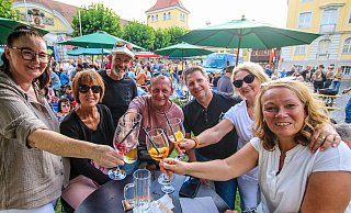 Tausende Besucher sind am Donnerstag in die Innenstadt geströmt und haben auf einen tollen Tour-Tag angestoßen. - Daniel Salmon Tausende Besucher sind am Donnerstag in die Innenstadt geströmt und haben auf einen tollen Tour-Tag angestoßen. - Daniel Salmon