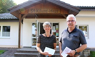 Willebadessens CDU-Bürgermeisterkandidat Norbert Hofnagel mit Ehefrau Gisela vor dem Wahllokal im St.-Kilianshaus in Löwen. - Burkhard Battran Willebadessens CDU-Bürgermeisterkandidat Norbert Hofnagel mit Ehefrau Gisela vor dem Wahllokal im St.-Kilianshaus in Löwen. - Burkhard Battran