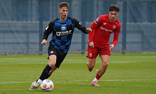 SCP-Akteur Nick Bätzner (l.) wusste im Testspiel gegen Enschede auf zwei ungewohnten Positionen durchaus zu gefallen. - SC Paderborn 07 SCP-Akteur Nick Bätzner (l.) wusste im Testspiel gegen Enschede auf zwei ungewohnten Positionen durchaus zu gefallen. - SC Paderborn 07
