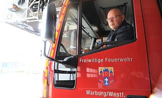 Warburgs Feuerwehrleiter, Stadtbrandinspektor Jürgen Rabbe, am Steuer der Drehleiter. - Simone Flörke Warburgs Feuerwehrleiter, Stadtbrandinspektor Jürgen Rabbe, am Steuer der Drehleiter. - Simone Flörke