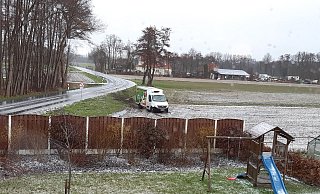 Dieses Auslieferungsfahrzeug hat es bei feuchtem Wetter aus der Kurve getragen. Es landete im tiefergelegenen Acker. - Karin Prignitz Dieses Auslieferungsfahrzeug hat es bei feuchtem Wetter aus der Kurve getragen. Es landete im tiefergelegenen Acker. - Karin Prignitz