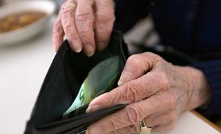 Eine ältere Frau öffnet ihr Portemonnaie. (Archivbild) - Stephanie Pilick/dpa Eine ältere Frau öffnet ihr Portemonnaie. (Archivbild) - Stephanie Pilick/dpa