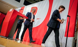 Nach dem Wahldebakel: SPD-Spitzenleute verlassen ihre Pressekonferenz - Kay Nietfeld/dpa Nach dem Wahldebakel: SPD-Spitzenleute verlassen ihre Pressekonferenz - Kay Nietfeld/dpa
