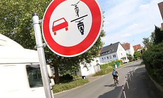 An der Penzlinger Straße dürfen Fahrrad- und Motorradfahrer nicht überholt werden. - Holger Kosbab An der Penzlinger Straße dürfen Fahrrad- und Motorradfahrer nicht überholt werden. - Holger Kosbab