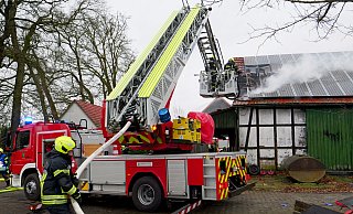 Über die Drehleiter und vom Boden aus löschten die Feuerwehrleute das brennende Heu. - Ralph Meyer Über die Drehleiter und vom Boden aus löschten die Feuerwehrleute das brennende Heu. - Ralph Meyer