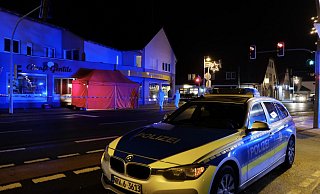 Bis in die Abendstunden dauerte der Einsatz am Tatort an der Mindener Straße im Zentrum von Pr. Oldendorf. Das Opfer befindet sich in dem Sichtschutzzelt, das die Feuerwehr aufgebaut hat. - Heike von Schulz Bis in die Abendstunden dauerte der Einsatz am Tatort an der Mindener Straße im Zentrum von Pr. Oldendorf. Das Opfer befindet sich in dem Sichtschutzzelt, das die Feuerwehr aufgebaut hat. - Heike von Schulz
