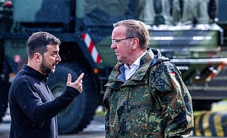 Wolodymyr Selenskyj (l.) und Boris Pistorius nach einem Besuch der Ausbildung von ukrainischen Soldaten am Flugabwehrraketensystem vom Typ «Patriot» auf einem Truppenübungsplatz in Mecklenburg-Vorpommern. - Jens Büttner/dpa Wolodymyr Selenskyj (l.) und Boris Pistorius nach einem Besuch der Ausbildung von ukrainischen Soldaten am Flugabwehrraketensystem vom Typ «Patriot» auf einem Truppenübungsplatz in Mecklenburg-Vorpommern. - Jens Büttner/dpa