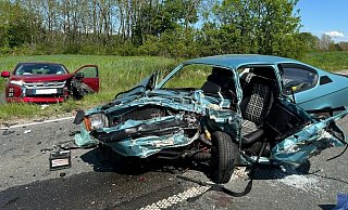 Auf der B7 hat sich am Maiefeiertag zwischen der Diemelbrücke bei Warburg un dem Abzweig nach Calenberg ien tödlicher Unfall ereignet. In dem Opel Kadett starb der 57-jährige Fahrer. - FFW Warburg Auf der B7 hat sich am Maiefeiertag zwischen der Diemelbrücke bei Warburg un dem Abzweig nach Calenberg ien tödlicher Unfall ereignet. In dem Opel Kadett starb der 57-jährige Fahrer. - FFW Warburg
