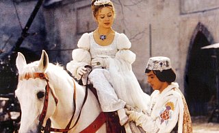 Der Prinz (Pavel Travnicek) passt Aschenbrödel (Libuse Safrankova) im Film "Drei Haselnüsse für Aschenbrödel" den verlorenen Schuh an. - WDR/DEGETO Der Prinz (Pavel Travnicek) passt Aschenbrödel (Libuse Safrankova) im Film "Drei Haselnüsse für Aschenbrödel" den verlorenen Schuh an. - WDR/DEGETO