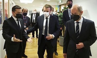 Emmanuel Macron (M), Wolodymyr Selenskyj (l) und Olaf Scholz (r) stimmen sich auf das gemeinsame Gespräch ein. - Foto: Kenzo Tribouillard/Pool AFP/AP/dpa Emmanuel Macron (M), Wolodymyr Selenskyj (l) und Olaf Scholz (r) stimmen sich auf das gemeinsame Gespräch ein. - Foto: Kenzo Tribouillard/Pool AFP/AP/dpa