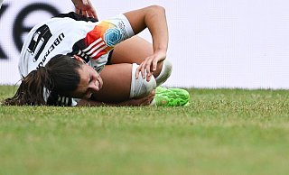 Das Olympia-Aus: Lena Oberdorf verletzt sich im Länderspiel am 16. Juli gegen Österreich schwer am Kreuzband. - Sebastian Christoph Gollnow/dpa Das Olympia-Aus: Lena Oberdorf verletzt sich im Länderspiel am 16. Juli gegen Österreich schwer am Kreuzband. - Sebastian Christoph Gollnow/dpa