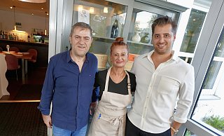 Lambros (v.l.), Ekaterini und Thomas Manolis haben die griechische Küche in ihrem Restaurant Marathon zu einem Erlebnis gemacht. - Peter Unger Lambros (v.l.), Ekaterini und Thomas Manolis haben die griechische Küche in ihrem Restaurant Marathon zu einem Erlebnis gemacht. - Peter Unger