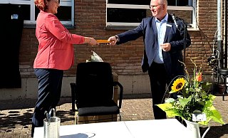 Übergabe eines Sportgerätes. Nina Siemerink übernimmt die Leitungsverantwortung aus der Hand von Detlef Müller. - Kita/Schlichter Übergabe eines Sportgerätes. Nina Siemerink übernimmt die Leitungsverantwortung aus der Hand von Detlef Müller. - Kita/Schlichter