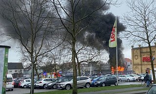 Die schwarze Rauchsäule über dem Real-Markt war weit über den Dächern der Stadt zu sehen. - Jan Ahlers Die schwarze Rauchsäule über dem Real-Markt war weit über den Dächern der Stadt zu sehen. - Jan Ahlers