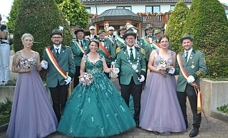 Erina und Eugen Reimchen (v. l.), das Königspaar Sarah Michel-Flottmeier und Dirk Flottmeier sowie Gudrun und Maik Fleischmann. - Lennart Schlütz Erina und Eugen Reimchen (v. l.), das Königspaar Sarah Michel-Flottmeier und Dirk Flottmeier sowie Gudrun und Maik Fleischmann. - Lennart Schlütz