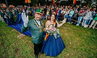Auffahrt der Paderborner Königin mit den Damen des Hofstaats und Parade zu Ehren des Königspaares beim Schützenfest des PBSV 2022 am Sonntag in Paderborn - Besim Mazhiqi Auffahrt der Paderborner Königin mit den Damen des Hofstaats und Parade zu Ehren des Königspaares beim Schützenfest des PBSV 2022 am Sonntag in Paderborn - Besim Mazhiqi