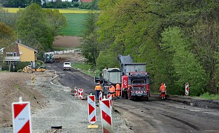 Die Bauarbeiter fräsen die alte Fahrbahn von der Mindener Straße an der Ortsgrenze Herford / Löhne. - Frank-Michael Kiel-Steinkamp Die Bauarbeiter fräsen die alte Fahrbahn von der Mindener Straße an der Ortsgrenze Herford / Löhne. - Frank-Michael Kiel-Steinkamp