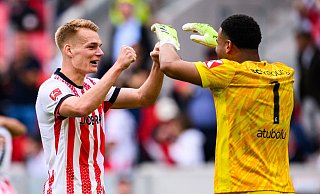 Mit dem SC Freiburg feierte Noah Atubolu (r.) am Samstag den ersten Saisonsieg. - Tom Weller/dpa Mit dem SC Freiburg feierte Noah Atubolu (r.) am Samstag den ersten Saisonsieg. - Tom Weller/dpa