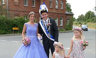 Vom Schütze zum König: Michael Schütze und seine Königin Vanessa Schütze mit ihren Kindern Nele (rechts) und Jule. - Karin König Vom Schütze zum König: Michael Schütze und seine Königin Vanessa Schütze mit ihren Kindern Nele (rechts) und Jule. - Karin König