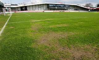 Der Rasen in der Sportclub-Arena ist 30 Jahre alt und mittlerweile nicht mehr zu reparieren. In der kommenden Woche wird er durch neuen Rollrasen ersetzt. - Roland Thöring Der Rasen in der Sportclub-Arena ist 30 Jahre alt und mittlerweile nicht mehr zu reparieren. In der kommenden Woche wird er durch neuen Rollrasen ersetzt. - Roland Thöring
