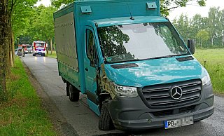 Durch einen medizinischen Notfall verlor der Fahrer des Kleintransporters die Kontrolle über sein Fahrzeug, das einen Straßenbaum streifte. - Ralph Meyer Durch einen medizinischen Notfall verlor der Fahrer des Kleintransporters die Kontrolle über sein Fahrzeug, das einen Straßenbaum streifte. - Ralph Meyer