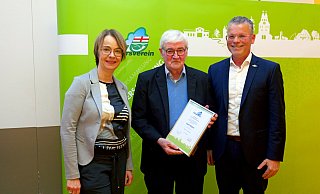 Geschäftsführerin Angelika Schäfer (l.) und Vorsitzender Wolfgang Thorwesten (r.) zeichnen Josef Döpker für 25-jährige Mitgliedschaft im Verkehrsverein Hövelhof aus. - Ralph Meyer Geschäftsführerin Angelika Schäfer (l.) und Vorsitzender Wolfgang Thorwesten (r.) zeichnen Josef Döpker für 25-jährige Mitgliedschaft im Verkehrsverein Hövelhof aus. - Ralph Meyer