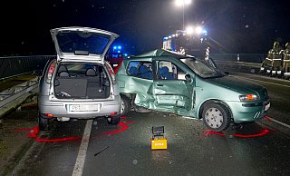 Auf der Bahnbrücke kollidierten zwei Autos im Begegnungsverkehr. - Ralph Meyer Auf der Bahnbrücke kollidierten zwei Autos im Begegnungsverkehr. - Ralph Meyer