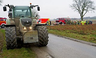 Die Lackspuren am sogenannten Kontergewicht des Treckers zeugen vom Zusammenstoß mit dem Mazda. - Ralph Meyer Die Lackspuren am sogenannten Kontergewicht des Treckers zeugen vom Zusammenstoß mit dem Mazda. - Ralph Meyer