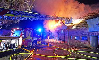 Auf der Dachboden der ehemaligen Stallung stehen die Strohvorräte in Flammen. Giebelschalung und Dach sind bereits durchgebrannt. - Ralph Meyer Auf der Dachboden der ehemaligen Stallung stehen die Strohvorräte in Flammen. Giebelschalung und Dach sind bereits durchgebrannt. - Ralph Meyer