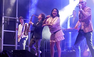 Die Hermes House Band war der musikalische Besuchermagnet zum Stadtfest-Auftakt. Das breit gefächerte Repertoire kam sowohl bei jungen als auch junggebliebenen Gästen gut an. - Klaus Karenfeld Die Hermes House Band war der musikalische Besuchermagnet zum Stadtfest-Auftakt. Das breit gefächerte Repertoire kam sowohl bei jungen als auch junggebliebenen Gästen gut an. - Klaus Karenfeld