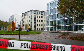 Die Polizei hat den Bereich um das geräumte ATIW-Berufskolleg im Technologiepark am Südring weiträumig abgesperrt. - Ralph Meyer Die Polizei hat den Bereich um das geräumte ATIW-Berufskolleg im Technologiepark am Südring weiträumig abgesperrt. - Ralph Meyer