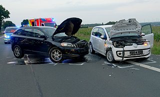 Der schwarze Volvo XC60 und der Volkswagen Up wurden bei dem Unfall auf der L776 schwer beschädigt. Zwei Menschen wurden verletzt. - Ralph Meyer Der schwarze Volvo XC60 und der Volkswagen Up wurden bei dem Unfall auf der L776 schwer beschädigt. Zwei Menschen wurden verletzt. - Ralph Meyer
