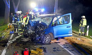 Bei einem Verkehrsunfall auf der Fürstenberger Straße (L636) sind am frühen Samstagmorgen zwei Personen lebensgefährlich verletzt worden. - Ralph Meyer Bei einem Verkehrsunfall auf der Fürstenberger Straße (L636) sind am frühen Samstagmorgen zwei Personen lebensgefährlich verletzt worden. - Ralph Meyer
