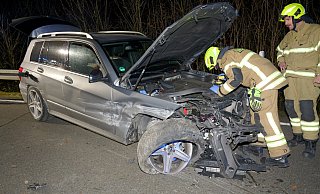 Feuerwehrleute kümmern sich um das Batteriemanagement des unfalbeschädigten Mercedes im Auffahrtsbereich zur B1 an der Dubelohstraße - Ralph Meyer Feuerwehrleute kümmern sich um das Batteriemanagement des unfalbeschädigten Mercedes im Auffahrtsbereich zur B1 an der Dubelohstraße - Ralph Meyer