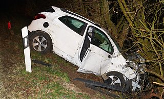 Schwere Verletzungen erlitt der 26 Jahre alte Fahrer eines Opel Mokka, als sein Fahrzeug am Dienstagmorgen bei Brenken nach rechts von der Fahrbahn der K16 abkam und gegen einen Baum prallte. - Ralph Meyer Schwere Verletzungen erlitt der 26 Jahre alte Fahrer eines Opel Mokka, als sein Fahrzeug am Dienstagmorgen bei Brenken nach rechts von der Fahrbahn der K16 abkam und gegen einen Baum prallte. - Ralph Meyer