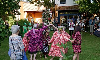 Die Tanzgruppe Kadisha tanzt mit Blumenkränzen im Harr um den Maibaum, dazu spielen Ute und Alban Faust traditionelle schwedische Melodien. Auch das Publikum wurde zum Tanz aufgefordert. - Sonja Vollmer Die Tanzgruppe Kadisha tanzt mit Blumenkränzen im Harr um den Maibaum, dazu spielen Ute und Alban Faust traditionelle schwedische Melodien. Auch das Publikum wurde zum Tanz aufgefordert. - Sonja Vollmer