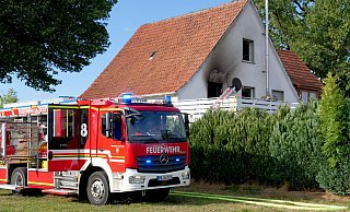 Durch die starke Verrauchung aufgrund eines Zimmerbrandes im Obergeschoss ist das Haus einer neunköpfigen Familie in Salzkotten-Schwelle vorerst nicht bewohnbar. - Ralph Meyer Durch die starke Verrauchung aufgrund eines Zimmerbrandes im Obergeschoss ist das Haus einer neunköpfigen Familie in Salzkotten-Schwelle vorerst nicht bewohnbar. - Ralph Meyer