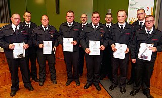 Frisch befördert wurden (vorn, v. l.) Stefan Gehrke, Arwed Suermann, Philipp Becker, Marcel Feckler, Robin Eikel und Gerrit Klute. Die Beförderungen nahmen vor (hinten, v. l.) Stephan Reckhaus, Christian Carl, Andreas Luig und Carsten Volmert.?Foto: Ralph Meyer - Ralph Meyer Frisch befördert wurden (vorn, v. l.) Stefan Gehrke, Arwed Suermann, Philipp Becker, Marcel Feckler, Robin Eikel und Gerrit Klute. Die Beförderungen nahmen vor (hinten, v. l.) Stephan Reckhaus, Christian Carl, Andreas Luig und Carsten Volmert.?Foto: Ralph Meyer - Ralph Meyer