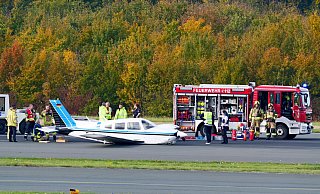 Ohne Fahrwerk kommt das einmotorige Reiseflugzeug des amerikanischen Herstellers Piper zum Stehen. - Ralph Meyer Ohne Fahrwerk kommt das einmotorige Reiseflugzeug des amerikanischen Herstellers Piper zum Stehen. - Ralph Meyer