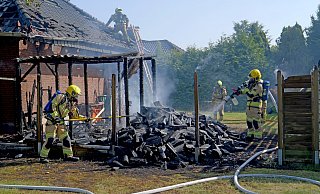 Mit mehreren Angriffstrupps und unterstützt durch eine Drehleiter löscht die Feuerwehr die Flammen. - Ralph Meyer Mit mehreren Angriffstrupps und unterstützt durch eine Drehleiter löscht die Feuerwehr die Flammen. - Ralph Meyer