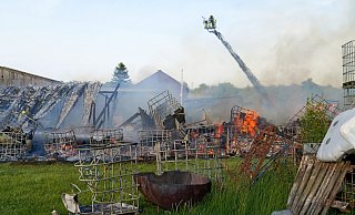 Rund 55 Feuerwehrleute waren bei dem Brand eines landwirtschaftlichen Anwesens am Dörenerholzweg in Benhausen im Einsatz. - Ralph Meyer Rund 55 Feuerwehrleute waren bei dem Brand eines landwirtschaftlichen Anwesens am Dörenerholzweg in Benhausen im Einsatz. - Ralph Meyer