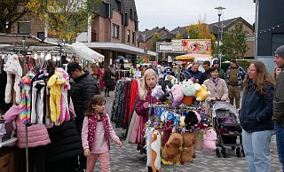 Die Bad Lippspringer Herbstkirmes 2024 war gut besucht. Schausteller im Rosengarten äußerten dagegen Kritik am neuen Veranstaltungsort. - Klaus Karenfeld Die Bad Lippspringer Herbstkirmes 2024 war gut besucht. Schausteller im Rosengarten äußerten dagegen Kritik am neuen Veranstaltungsort. - Klaus Karenfeld