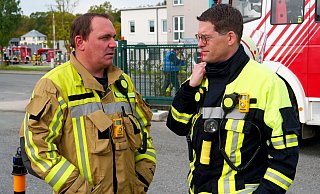 Heinz Josef Noje (l.), designierter Wehrführer in Delbrück, im Gespräch mit Andreas Luig, stellvertretender Leiter der Feuerwehr Bad Wünnenberg. - Ralph Meyer Heinz Josef Noje (l.), designierter Wehrführer in Delbrück, im Gespräch mit Andreas Luig, stellvertretender Leiter der Feuerwehr Bad Wünnenberg. - Ralph Meyer